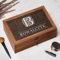 Drewniana szkatułka na biżuterię i zegarki z grawerowanym inicjałem