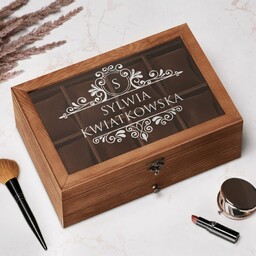 Drewniana szkatułka na biżuterię i zegarki z grawerem dla niej na Dzień Kobiet
