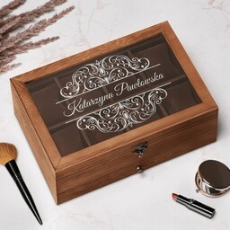 Drewniana szkatułka na biżuterię i zegarki z grawerem dla niej na Dzień Kobiet