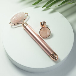 Roller do masowania twarzy z wibracjami różowy kwarc Yeye