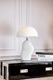 LAMPA STOŁOWA stalowa w białym kolorze o nieregularnym kształcie, designerski styl