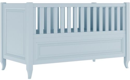 Błękitne eleganckie łóżeczko dziecięce ze stylizowanymi nóżkami i frezowaną ramką