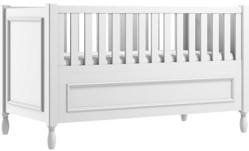 Białe eleganckie łóżeczko dziecięce z ozdobnymi nóżkami i frezowaną ramką