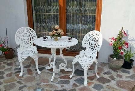 Zestaw mebli ogrodowych żeliwnych stół 56,5cm + 2 krzesła